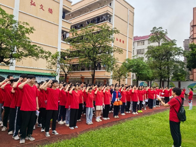 6月7日上午，2024年高考語文開考前，玉林市福綿高級中學學生整裝待發(fā)，聆聽領隊老師講話。（李紅梅）.jpg