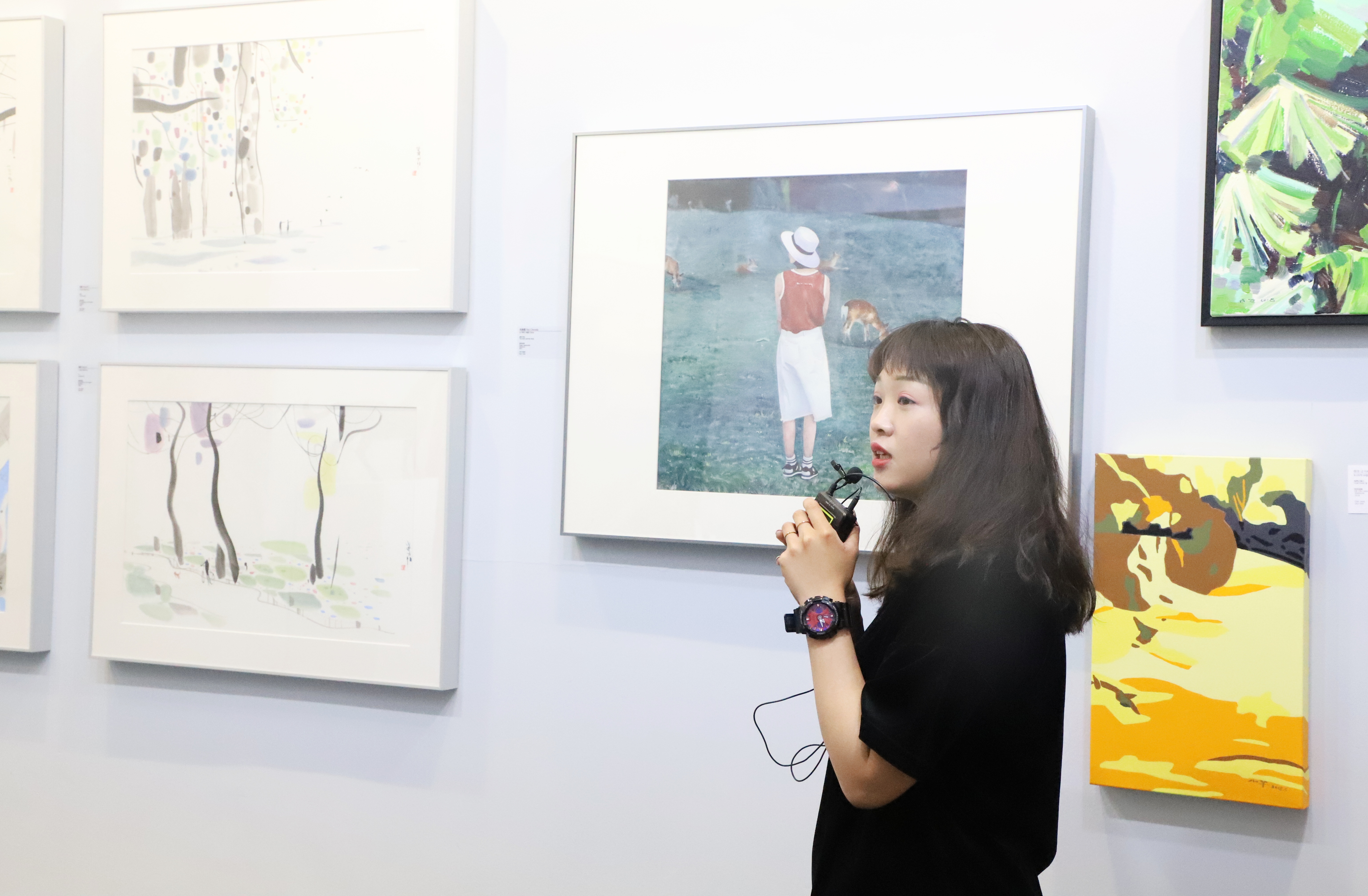 2017墨斗魚年度新銳藝術家冉春霞在導覽自己的水彩作品《鹿與飛鳥》.jpg