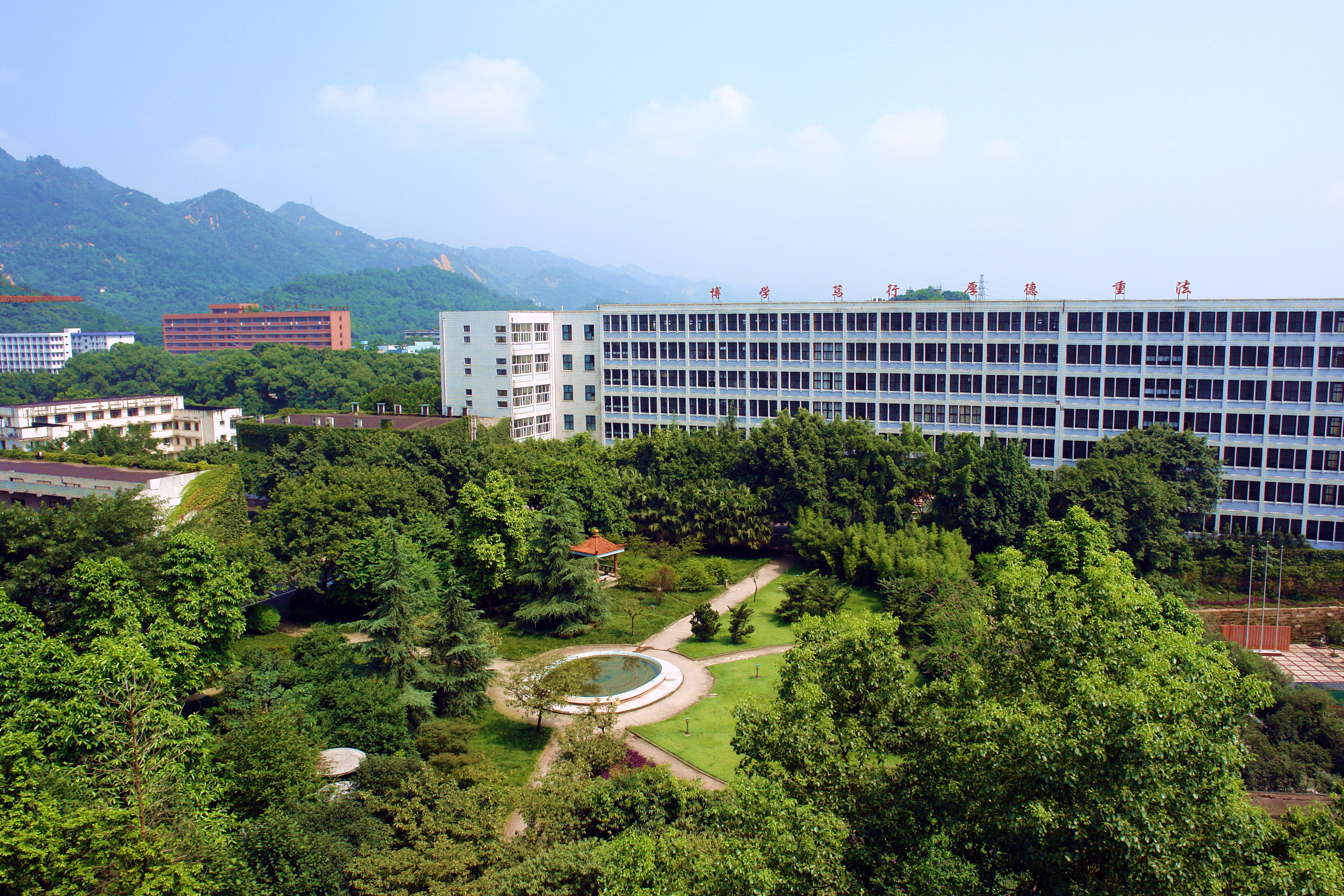 西南政法大學(xué)沙坪校區(qū)景色第一教學(xué)樓.jpg