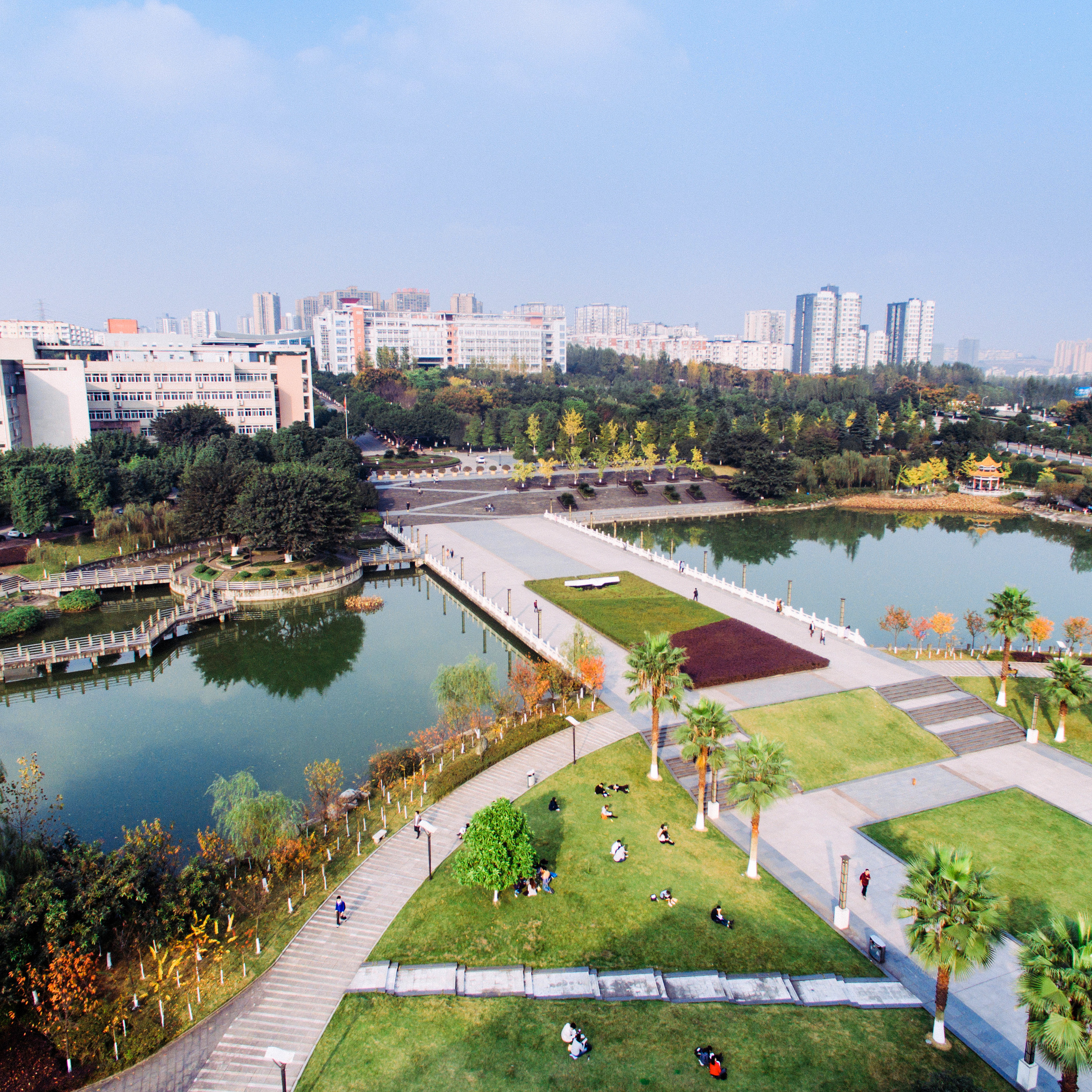 西南政法大學(xué)渝北校區(qū)圖書館毓秀湖 2.jpg