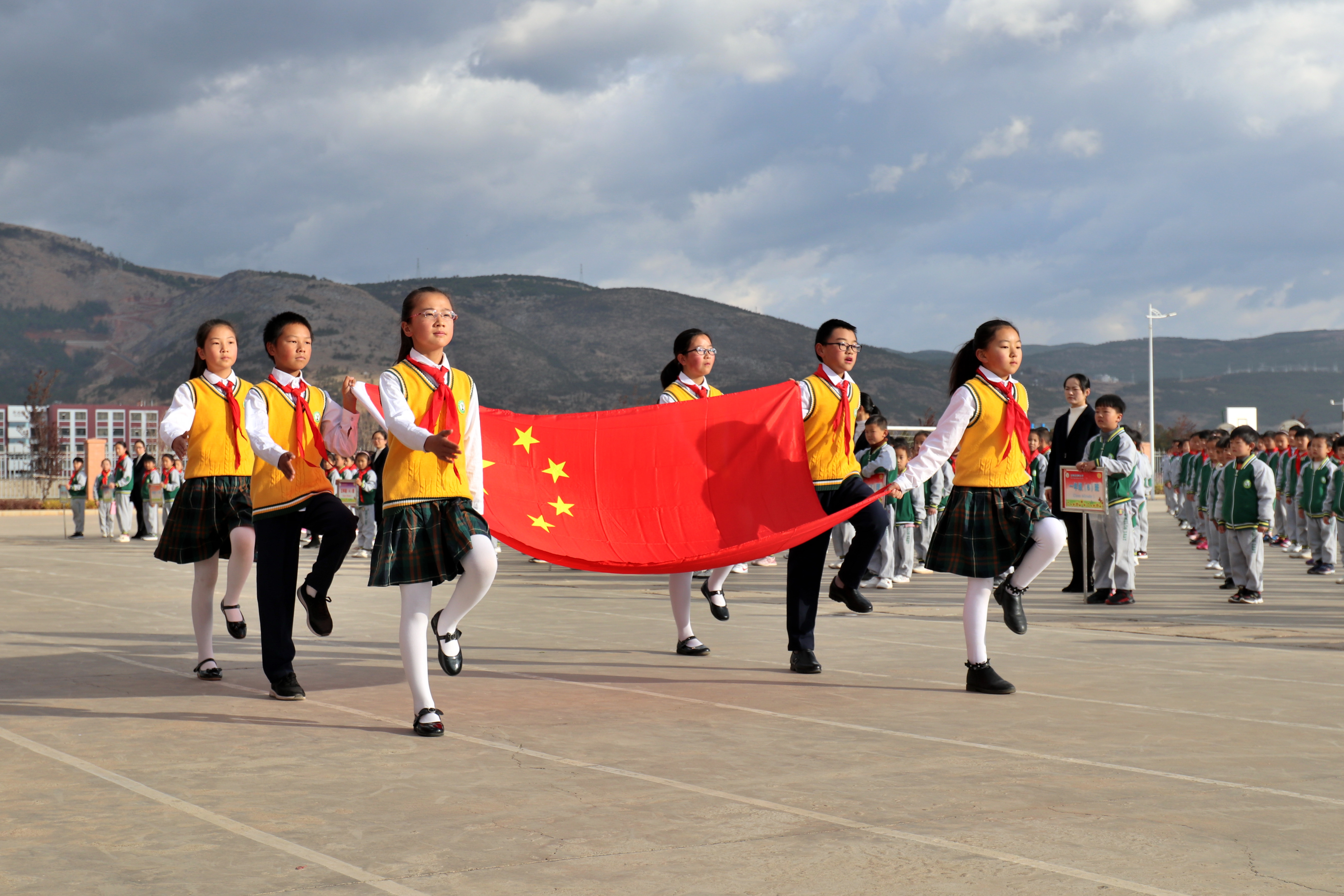搬遷安置學(xué)校開學(xué).JPG