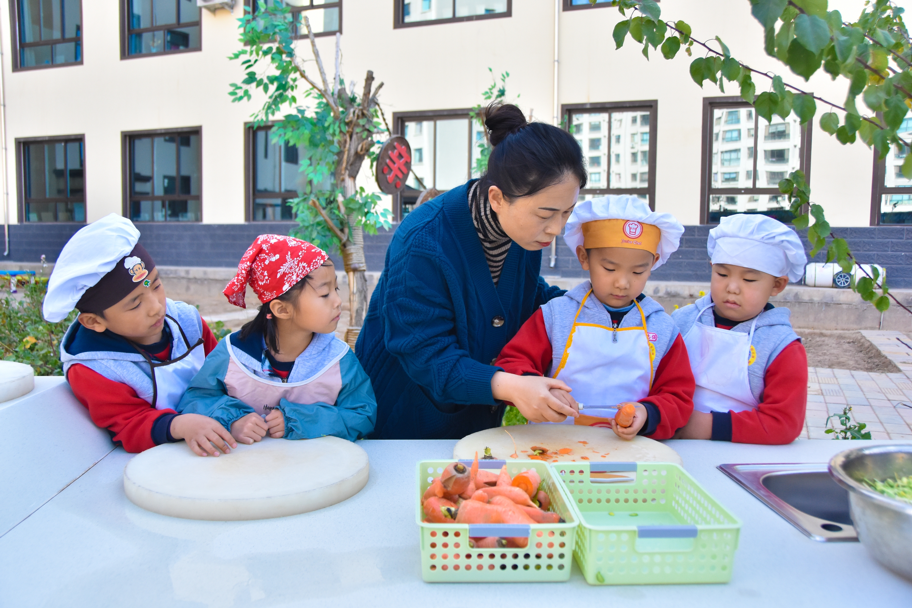 1.甘肅臨澤：濱河幼兒園“種植農(nóng)場(chǎng)” 體驗(yàn)農(nóng)耕樂(lè)趣5.JPG