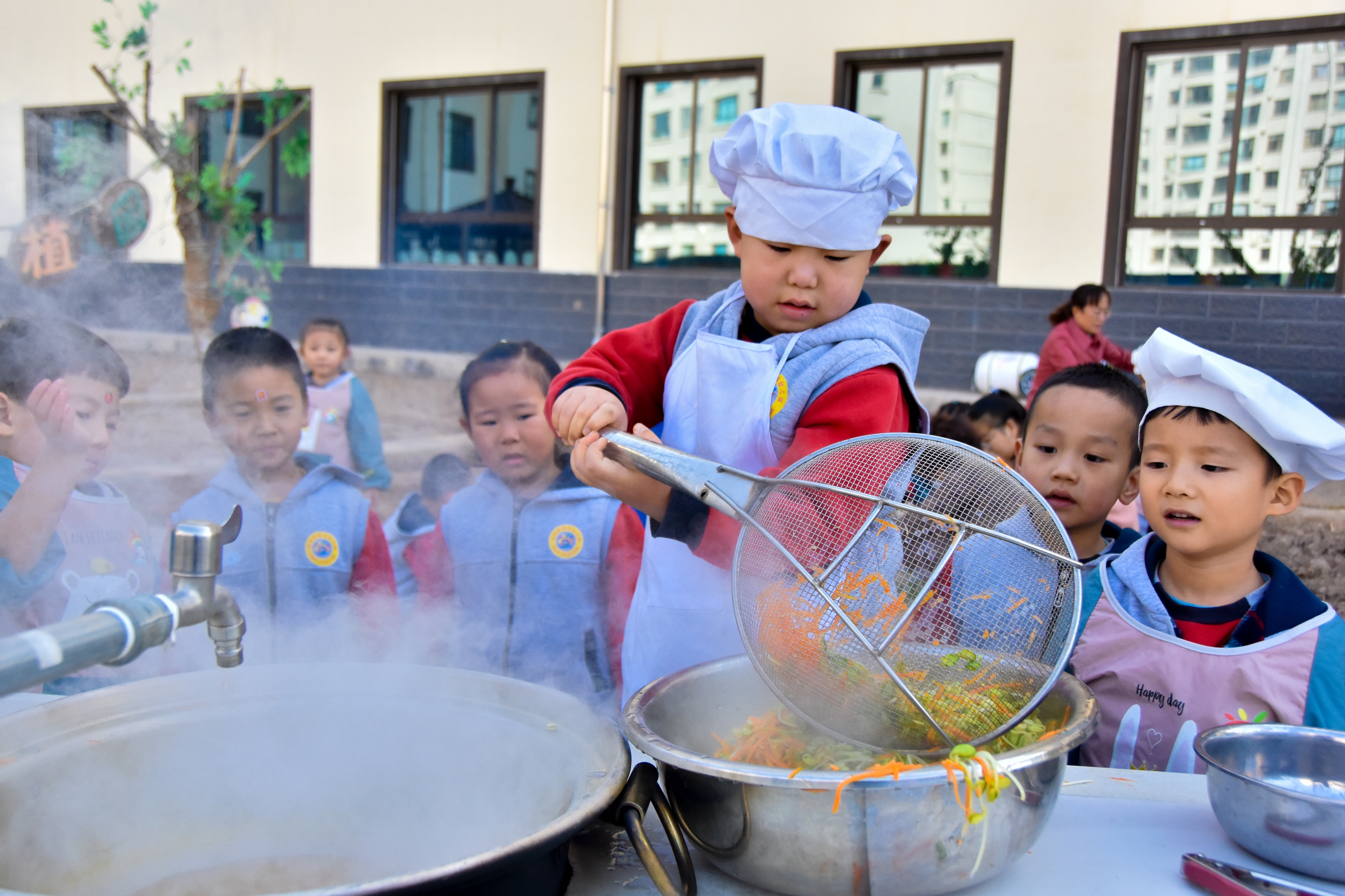 1.甘肅臨澤：濱河幼兒園“種植農(nóng)場(chǎng)” 體驗(yàn)農(nóng)耕樂(lè)趣2.JPG