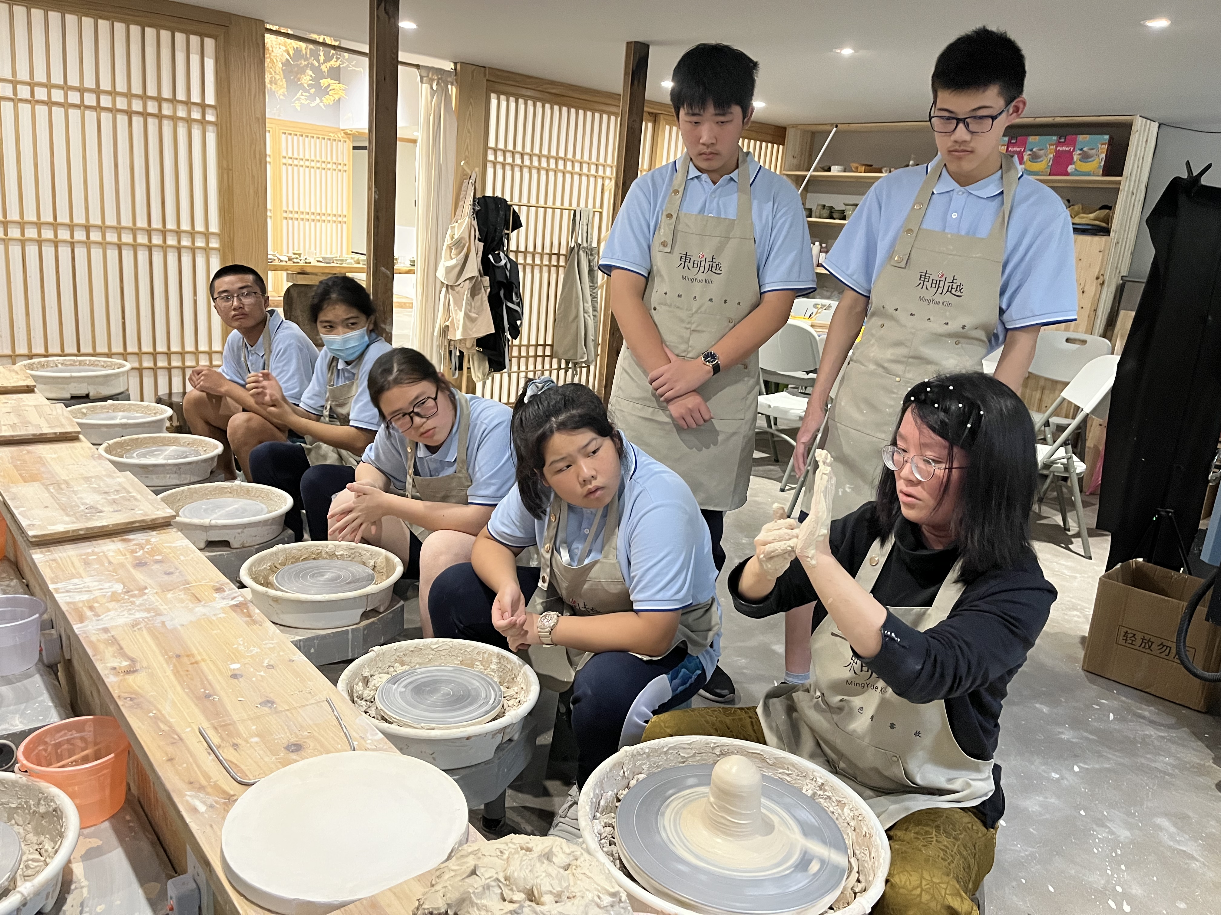 東錢湖旅游學(xué)校學(xué)生在老師的指導(dǎo)下體驗(yàn)陶藝 傳承宋韻文化 吳彥攝.jpg