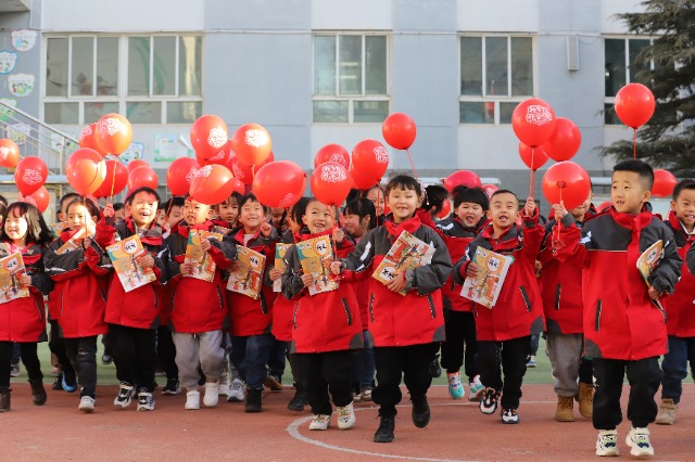 01——2月19日，甘肅省平?jīng)鍪嗅轻紖^(qū)西大街小學(xué)教育集團(tuán)，學(xué)生們領(lǐng)取到新課本后在校園里高興地奔跑。.JPG