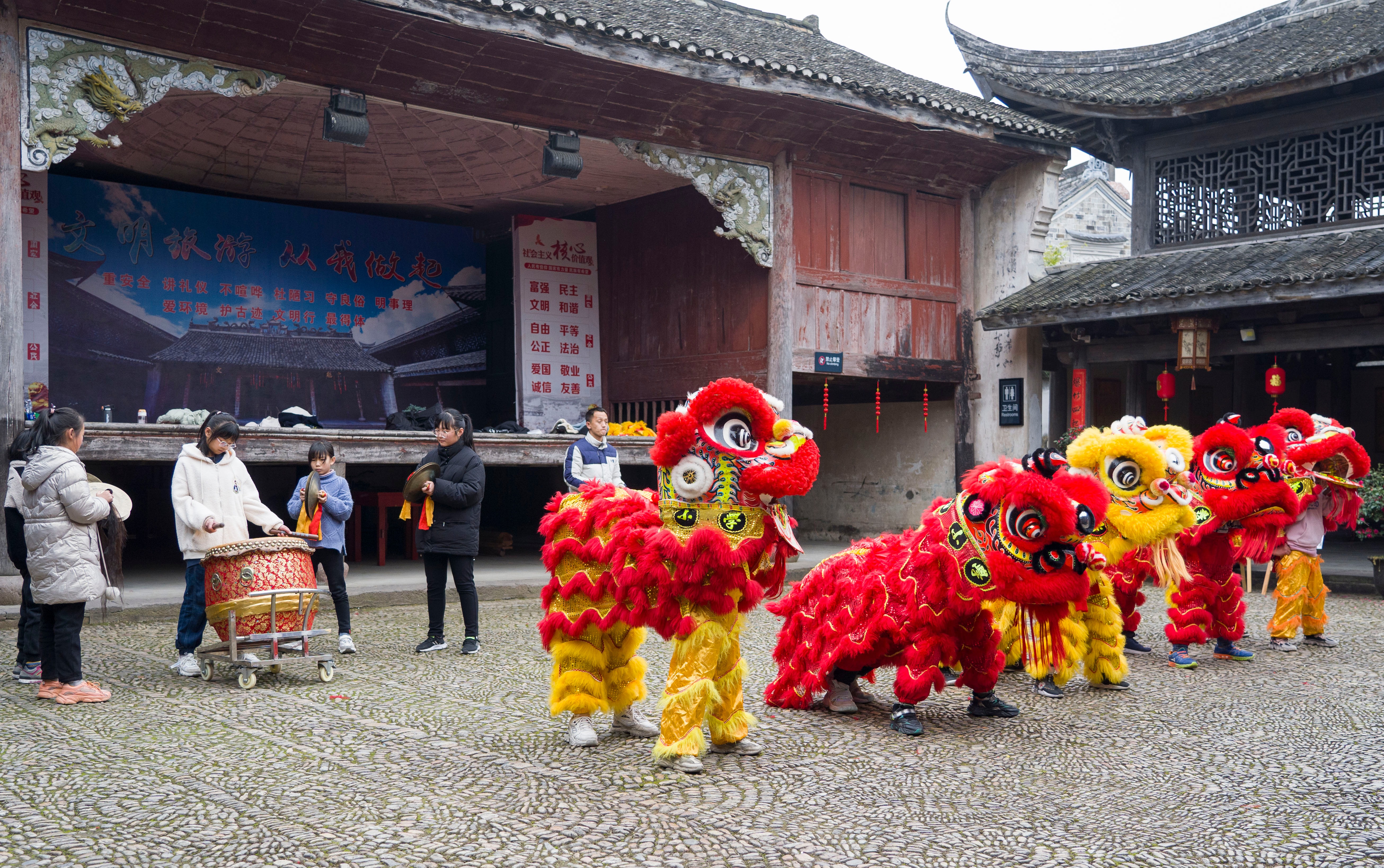 雄獅少年張鎮(zhèn)浩和舞獅隊(duì)的隊(duì)友們一起訓(xùn)練 寧?？h教育局供圖.jpg