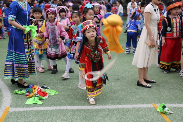 南寧市星湖小學(xué)一、二年級(jí)的學(xué)生開展了壯族競技項(xiàng)目“背簍繡球”.JPG