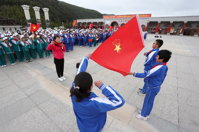 09——5月26日，甘肅省平?jīng)鍪嗅轻紖^(qū)西大街小學(xué)教育集團在六盤山紅軍長征紀念館舉行少先隊員入隊儀式。.JPG