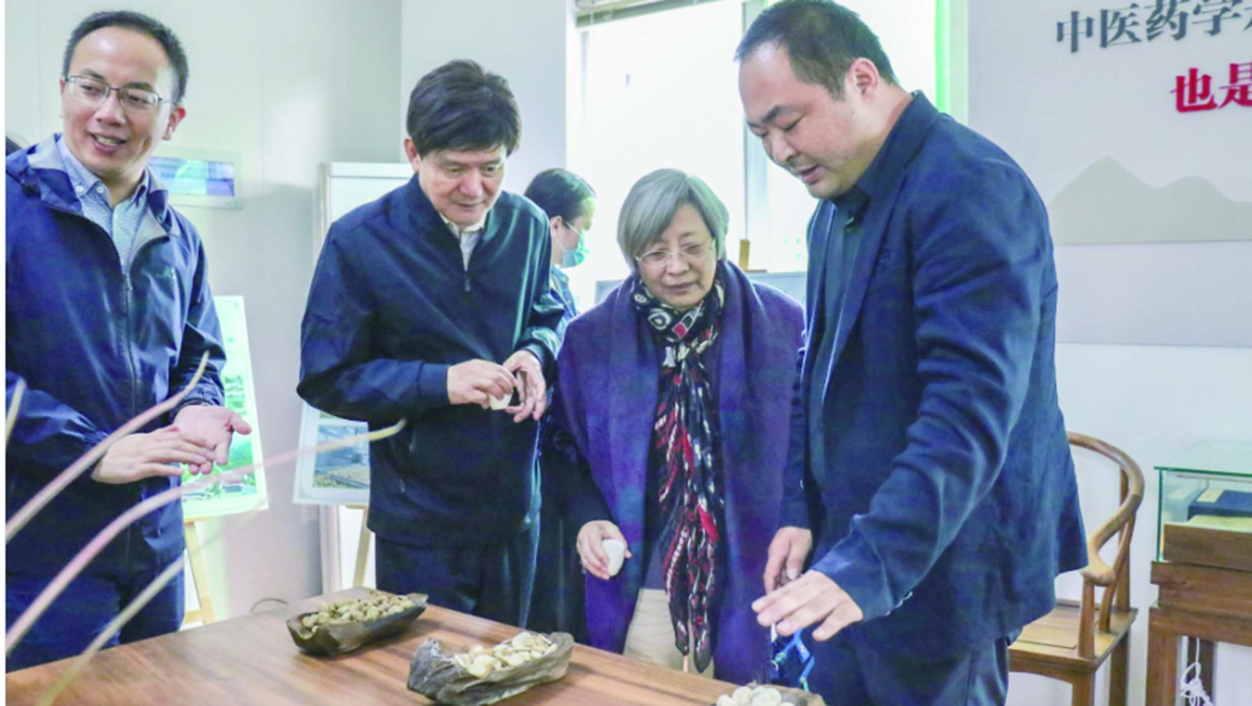 趙玉芬院士團(tuán)隊(duì)成員查看飛天歸來(lái)的浙貝母種子 學(xué)校供圖.jpg