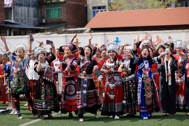 圖1：4月9日，在廣西柳州市融安縣實(shí)驗(yàn)小學(xué)校園，師生們?cè)谶M(jìn)行山歌對(duì)唱。（譚凱興 攝）.JPG