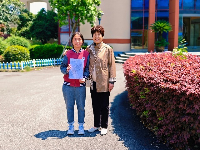 黃女士（右）來(lái)校表達(dá)感謝，并與沈博妍合影 學(xué)校供圖.jpg