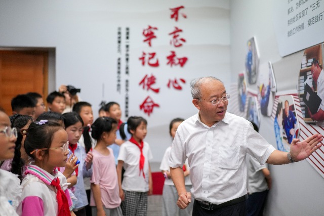 學(xué)生們與“時代楷?！卞X海軍互動 慈溪市學(xué)生成長指導(dǎo)中心供圖.jpg