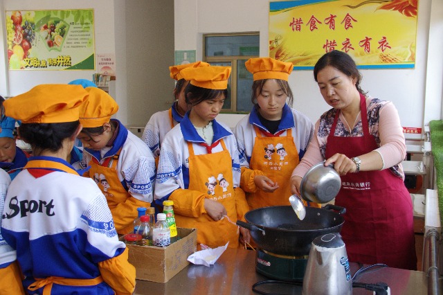 岷縣茶埠鎮(zhèn)中心小學學生鍛煉廚藝（攝影：董婧懿）.jpg