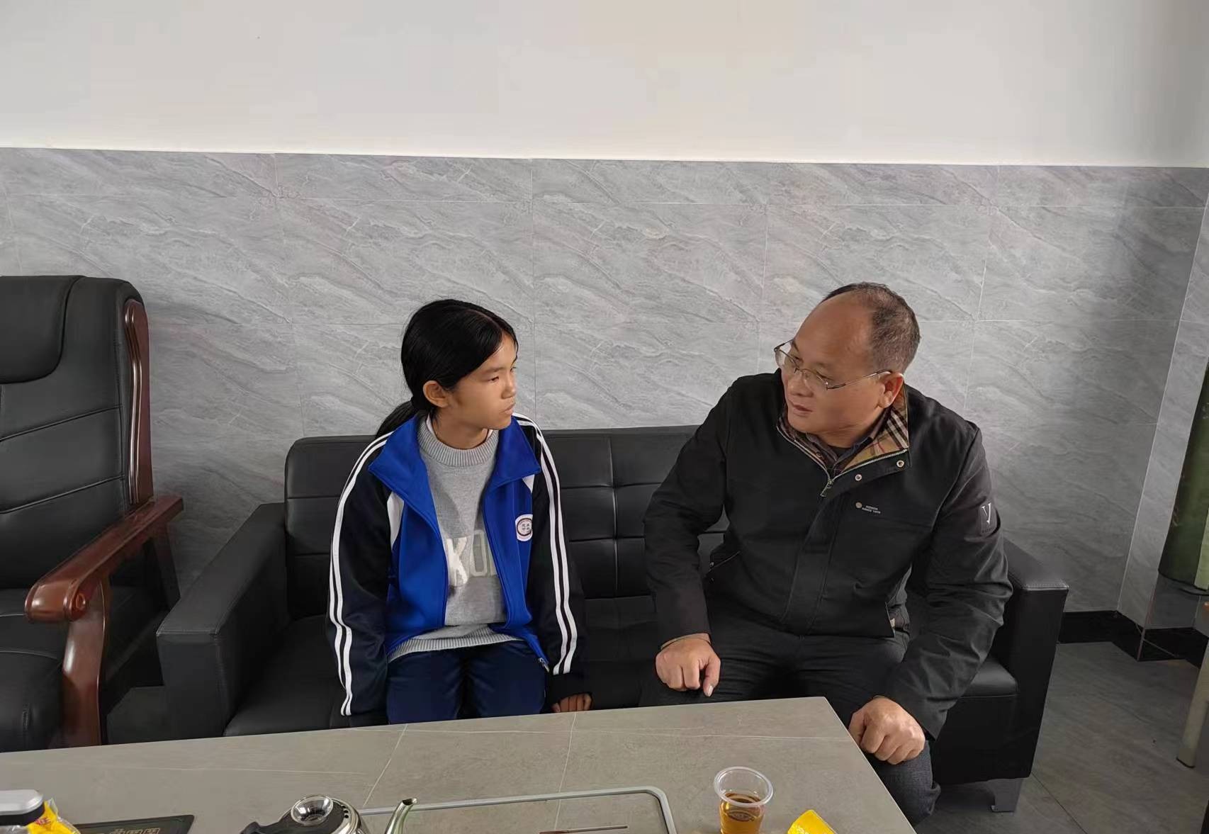 同脫貧戶學(xué)生談心，增強(qiáng)學(xué)生努力學(xué)習(xí)的信心.jpg
