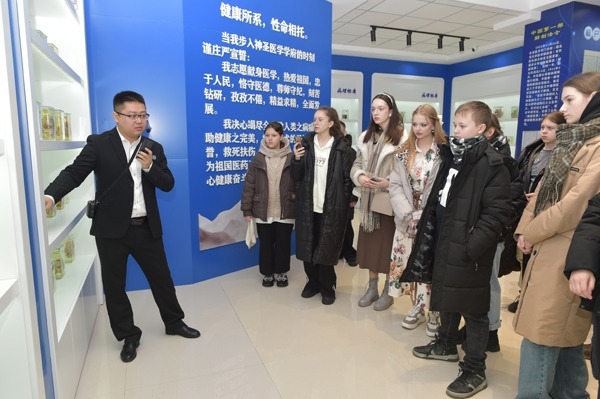 來訪師生參觀生命科學館。學校供圖。.jpg