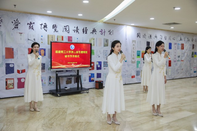 01 校大學(xué)生藝術(shù)發(fā)展中心誦讀藝術(shù)團朗誦經(jīng)典詩歌《就是那一只蟋蟀》.jpg